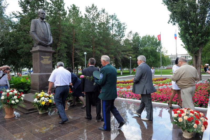 Памятник В.С. Черномырдину открыт на газзаводе